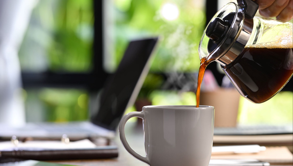 دراسة تحذر من شرب القهوة قبل الإفطار