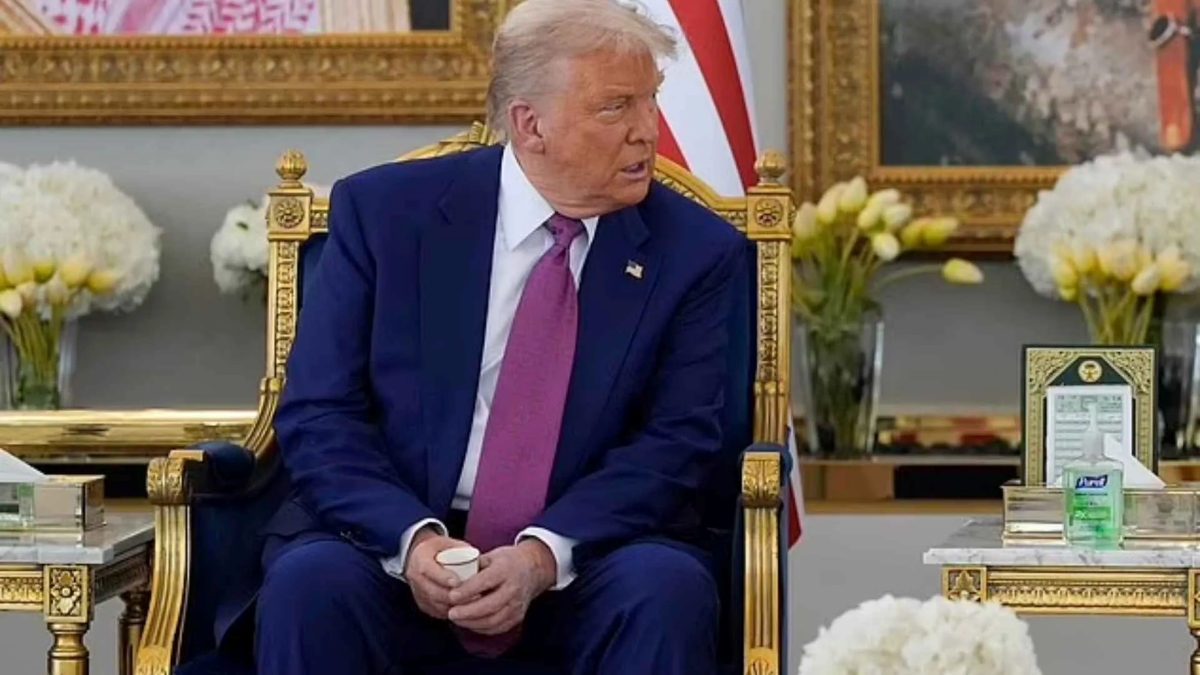 ترامب وقهوة الضيافة السعودية.. لقطة تثير الجدل وتكسر قاعدة عمرها عقود؟