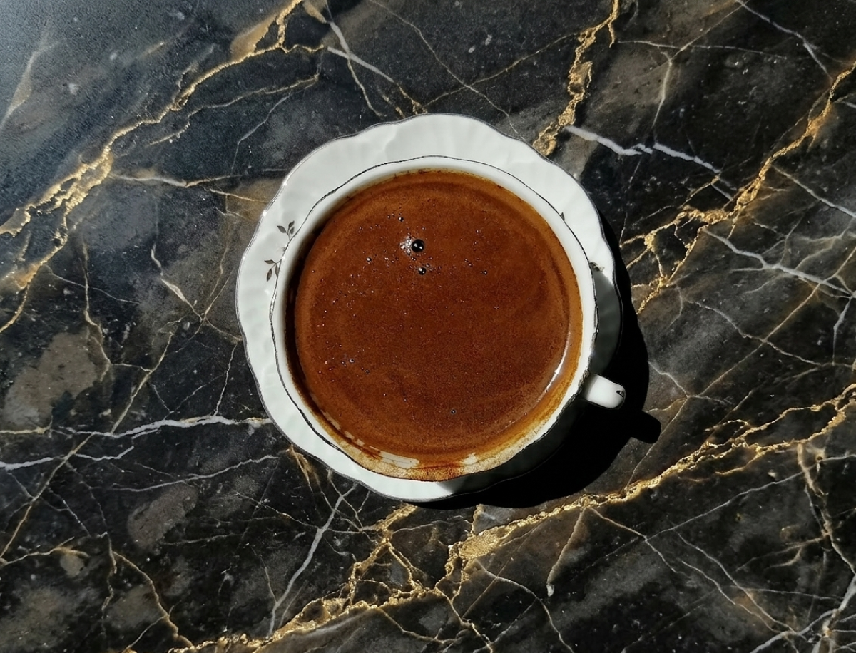 بين السم والقهوة.. براعة الرد